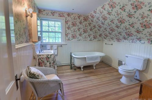 212 Main St, Ridgefield CT 06877-4922 exterior