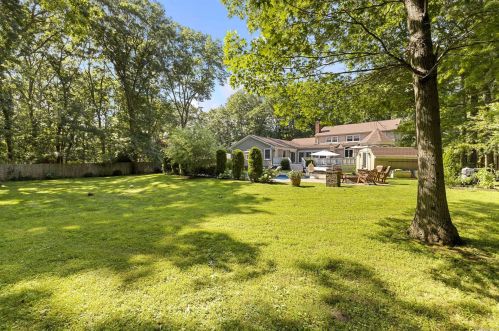 126 Wilmington Dr, Huntington Station NY 11747-4026 exterior