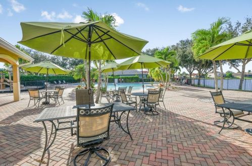 2026 Grv Dr, Naples FL 34120-1424 exterior