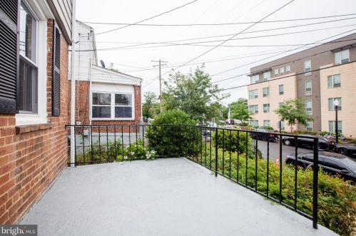 5204 Hayes St, Washington, DC 20019-5526