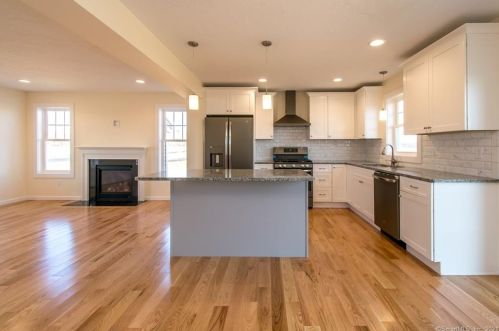 59 Gdn St, Enfield CT 06082-3650 exterior