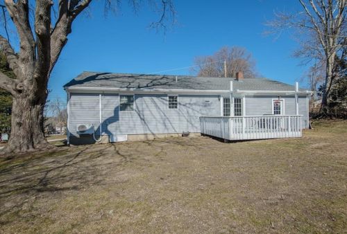 23 Concord Dr, Middletown RI 02842-5251 exterior