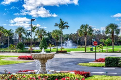 650 Saratoga Cir, Naples FL 34104-8757 exterior