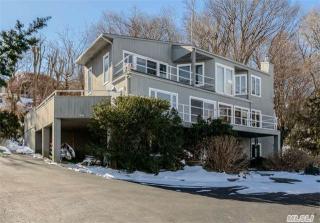 99 Crescent Beach Dr, Hunt, NY 11743-1446