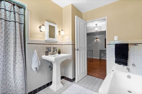 523 Carlisle Ave, Milwaukee WI 53217-4831 exterior