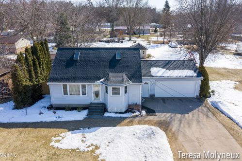 4085 Nicholl Ave, Meskegon, MI 49444-3631