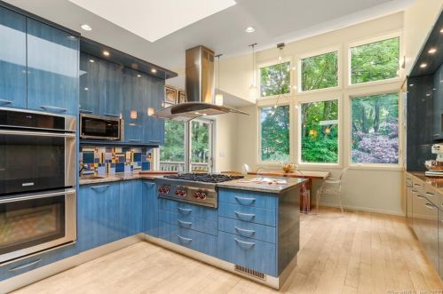 10 Hockanum Rd, Westport CT 06880-2121 exterior