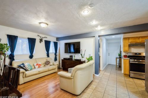 4416 Harding Ave, Chicago, IL 60625-6327