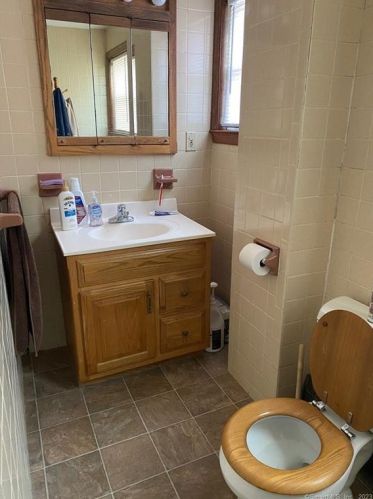 75 Orchard St, Wallingford CT 06492-4130 exterior