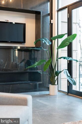 722 Broad St, Philadelphia PA 19146-3119 exterior