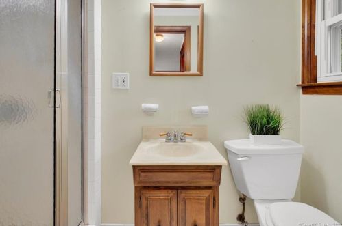 32 Kennedy Dr, Enfield CT 06082-5315 exterior