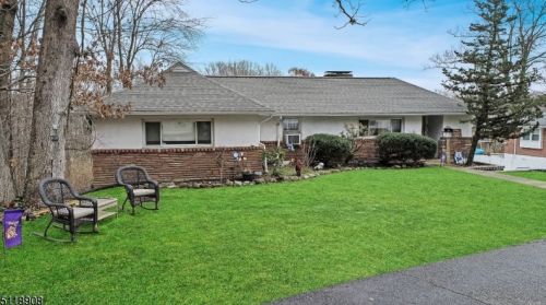 3 Sunrise Ave, Bloomingdale, NJ 07403-1323