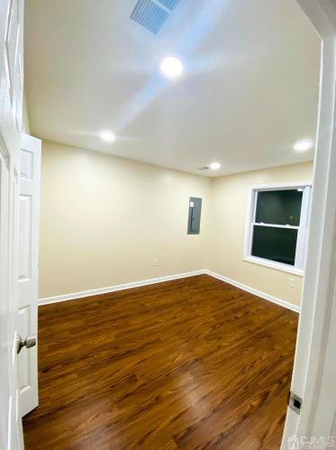 42 Park Ave, Iselin NJ 08830-2242 exterior