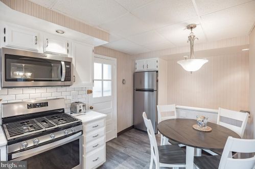 6428 Henry Ave, Philadelphia PA 19128-1507 exterior