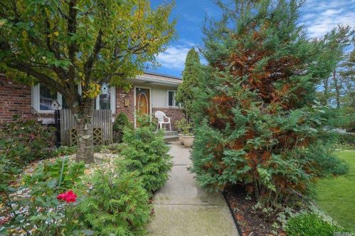 15 Charmian St, Huntington Station, NY 11746-3519