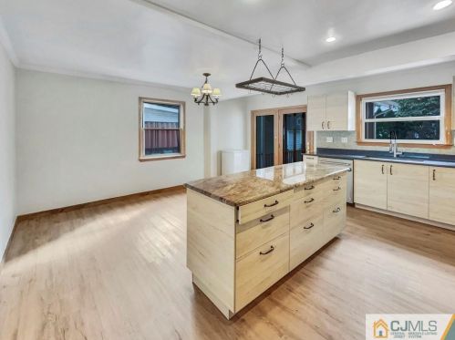 37 Carpenter Pl, Metuchen NJ 08840-2521 exterior