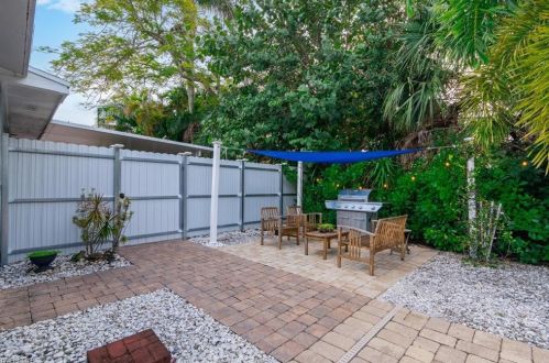 2549 Ter, Naples FL 34104-4322 exterior