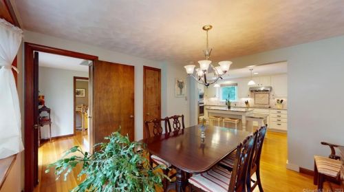 6 Hummingbird Ln, Enfield CT 06082-5709 exterior