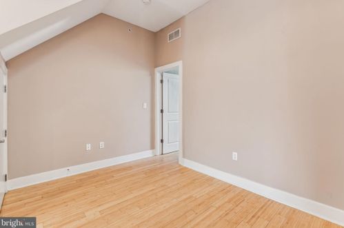 3146 Broad St, Philadelphia PA 19147-4919 exterior