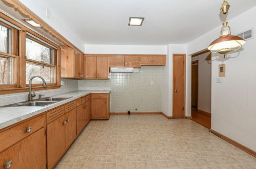 8043 Congress St, Milwaukee, WI 53218-4529