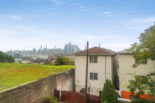 308 Palisade Ave, Union City NJ 07087-5209 exterior