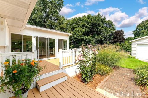 2112 Emens Dr, Meskegon MI 49444-4445 exterior