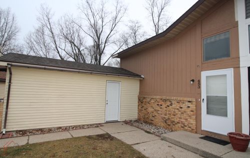 453 Pine Place St, Grand Rapids, MI 49548-6887