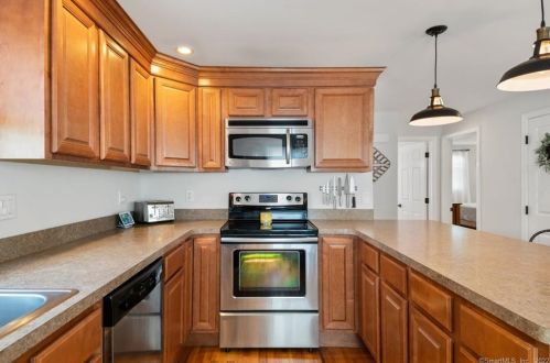 11 Claremont Ave, Enfield CT 06082-3727 exterior