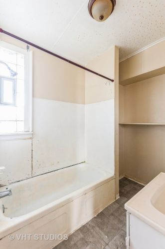 806 Jackson St, Waukegan IL 60085-7364 exterior