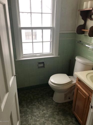 131 Hackley Ave, Meskegon MI 49444-1060 exterior