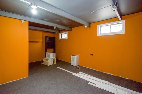 18 Grv St, Enfield CT 06082-4755 exterior