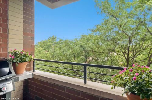 1937 Diversey Pkwy, Chicago IL  60614-1074 exterior