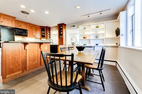 7804 Ridgecrest Dr, Alexandria VA 22308-1053 exterior