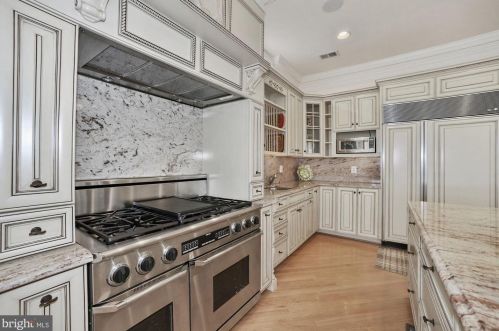 1493 Evans Farm Dr, Mc Lean VA 22101-5656 exterior