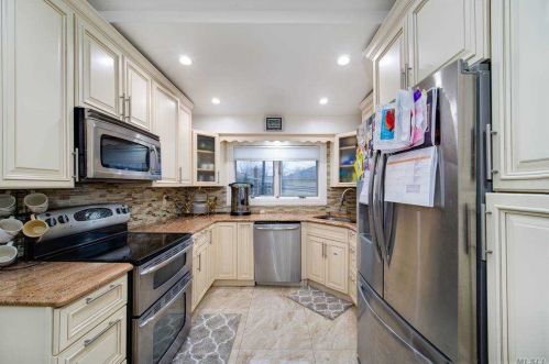 717 Eagle Dr, Valley Stream NY 11581-3539 exterior