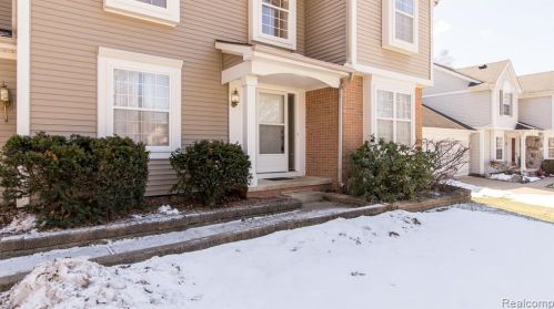 1256 Glenwood Ct, Walled Lake, MI 48390-2925