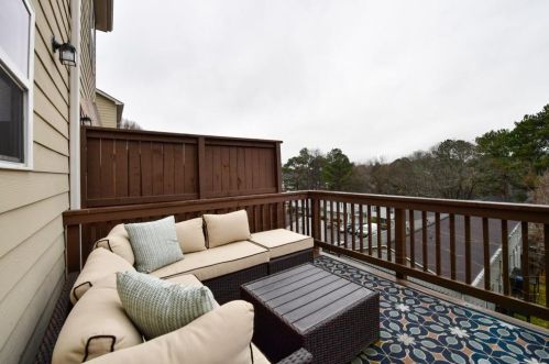 1025 Liberty Pkwy, Atlanta GA 30318-9376 exterior