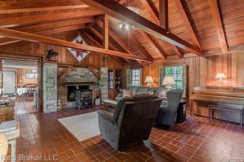 1300 Grandview Dr, Rochester MI 48306-4038 exterior