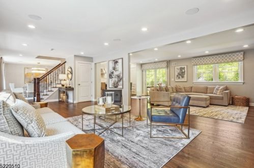 990 Chimney Ridge Dr, Springfield NJ  07081-3702 exterior