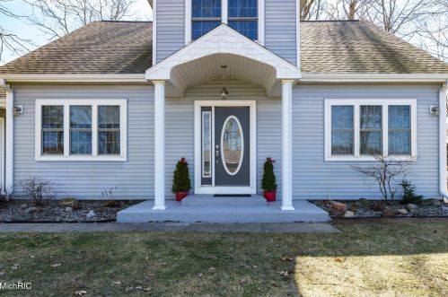 45551 Peninsula Dr, Grand Junction MI 49056-9462 exterior