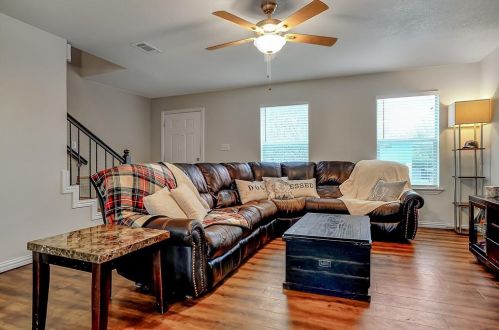 1329 Crestview Dr, Denison, TX 75020-7017