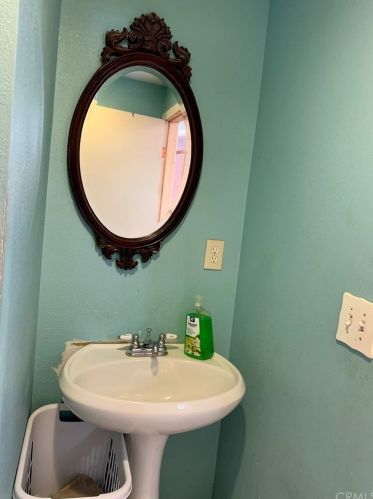 9611 Laurel St, Bellflower CA 90706-5614 exterior