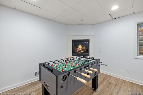 1174 Lakeside Dr, Bham MI 48009-1381 exterior