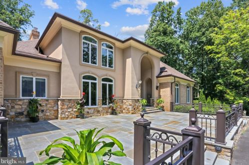 10016 Bentcross Dr, Rockville, MD 20854-4738