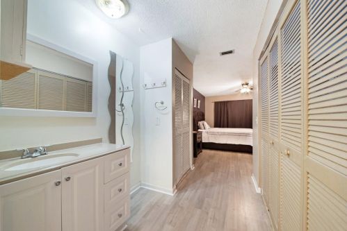 2075 24 Cir, Boynton Beach FL 33426-6578 exterior