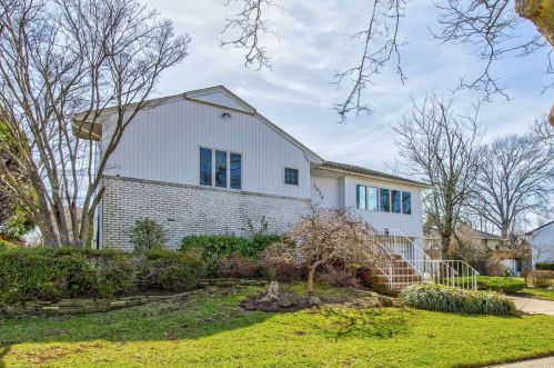 1039 Lawrence Ct, Valley Stream, NY 11581-2744