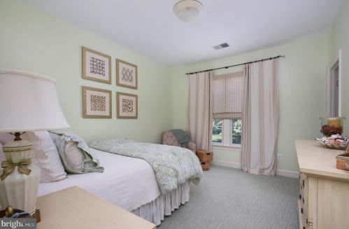 6421 Divine St, Mc Lean VA 22101-4702 exterior