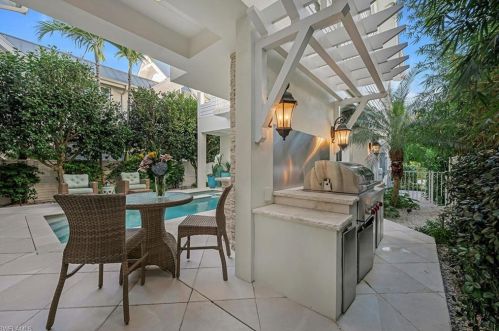 531 4 Ave, Naples FL 34120-4961 exterior