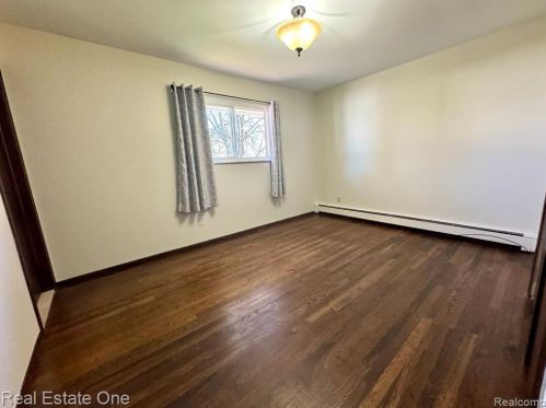 2853 Emmons Ave, Rochester MI 48307-4725 exterior