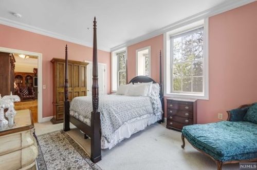 5203 Rio Vis Dr, Mahwah NJ 07430-4511 exterior